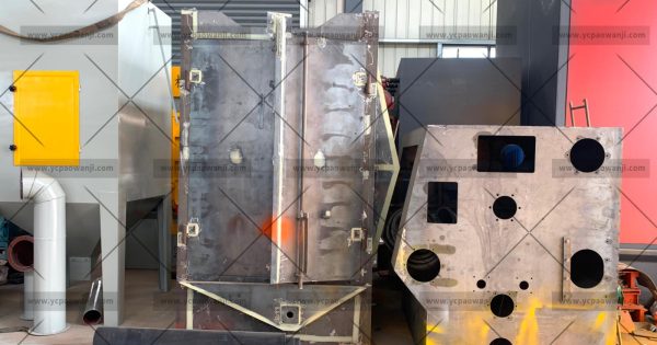 376吊鉤式拋丸機(jī)生產(chǎn)廠家拋丸機(jī)主機(jī)制作中，準(zhǔn)備噴漆